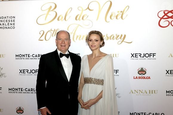 Le prince Albert II de Monaco et la princesse Charlene lors du Bal de Noël à la salle Empire de l'hôtel de Paris à Monaco, le 12 décembre 2025. 
© Claudia Albuquerque / Bestimage