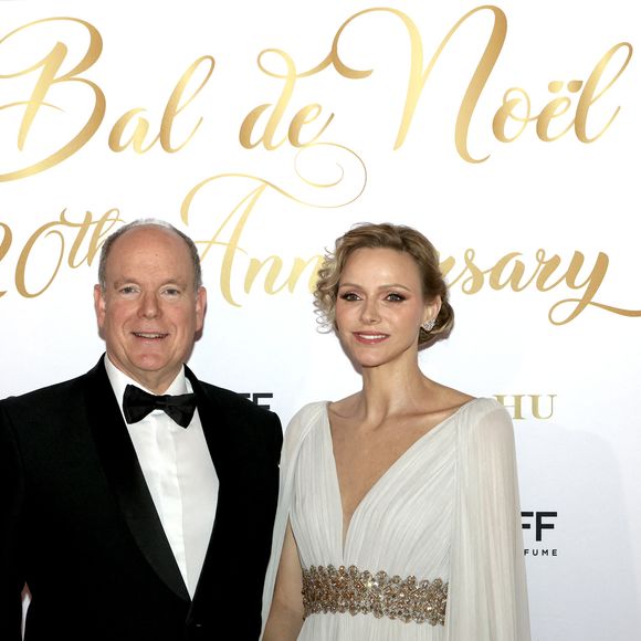 Le prince Albert II de Monaco et la princesse Charlene lors du Bal de Noël à la salle Empire de l'hôtel de Paris à Monaco, le 12 décembre 2025. 
© Claudia Albuquerque / Bestimage