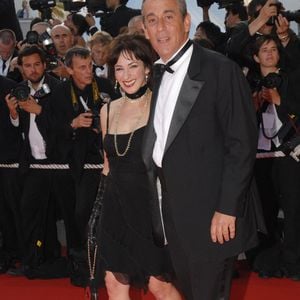 De son côté, Thierry Ardisson était installé à Paris pour des raisons professionnelles.

Thierry Ardisson et son épouse arrivent à la cérémonie de clôture du 60e Festival international du film de Cannes et à la projection de gala du film du réalisateur canadien Denys Arcand ""L'Age des Tenebres"" (L'Age de l'Ignorance) au Palais des Festivals à Cannes, dans le sud de la France, le 27 mai 2007. Photo by Hahn-Nebinger-Orban/ABACAPRESS.COM
