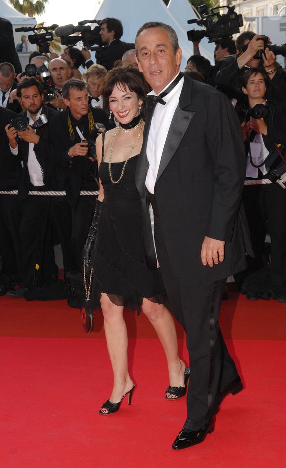 De son côté, Thierry Ardisson était installé à Paris pour des raisons professionnelles.

Thierry Ardisson et son épouse arrivent à la cérémonie de clôture du 60e Festival international du film de Cannes et à la projection de gala du film du réalisateur canadien Denys Arcand ""L'Age des Tenebres"" (L'Age de l'Ignorance) au Palais des Festivals à Cannes, dans le sud de la France, le 27 mai 2007. Photo by Hahn-Nebinger-Orban/ABACAPRESS.COM