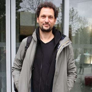 Eric Antoine a gardé contact avec lui.

Exclusif - Eric Antoine à la sortie de l'émission de radio Les Grosses Têtes sur RTL à Neuilly-sur-Seine, France, le 28 octobre 2025. © Jonathan Rebboah/Psnewz/Bestimage