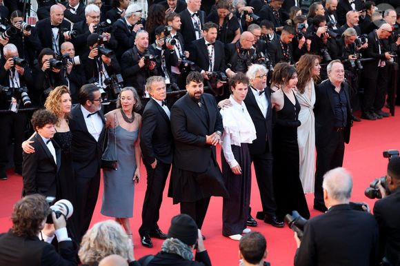Guillaume Renouil, Julia Piaton (Bijoux Tasaki), Niels Hamel-Brochen, Franck Dubosc, Michel Leclerc, Artus, Nemo Schiffman, Suzanne de Baecque, Doria Tillier, guest - Montée des marches du film " Histoires parallèles " lors du 79ème Festival International du Film de Cannes, le 14 mai 2026. © Jacovides-Moreau / Bestimage