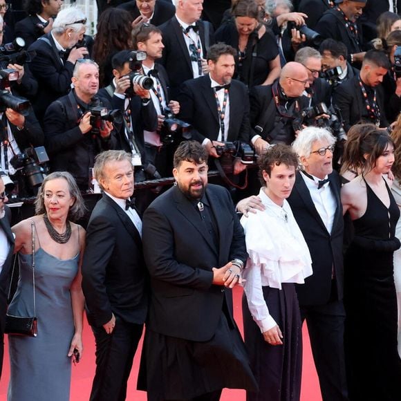 Guillaume Renouil, Julia Piaton (Bijoux Tasaki), Niels Hamel-Brochen, Franck Dubosc, Michel Leclerc, Artus, Nemo Schiffman, Suzanne de Baecque, Doria Tillier, guest - Montée des marches du film " Histoires parallèles " lors du 79ème Festival International du Film de Cannes, le 14 mai 2026. © Jacovides-Moreau / Bestimage
