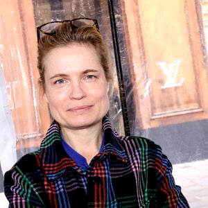 Le spectacle, déjà salué au Festival d’Avignon, se joue devant des salles combles depuis le 29 mai.

Sarah Biasini lors de la 3ème édition du salon du livre à Saint-Germain-des-Prés "Des pages avant la plage" à Paris le 6 juin 2026. © Cédric Perrin / Bestimage