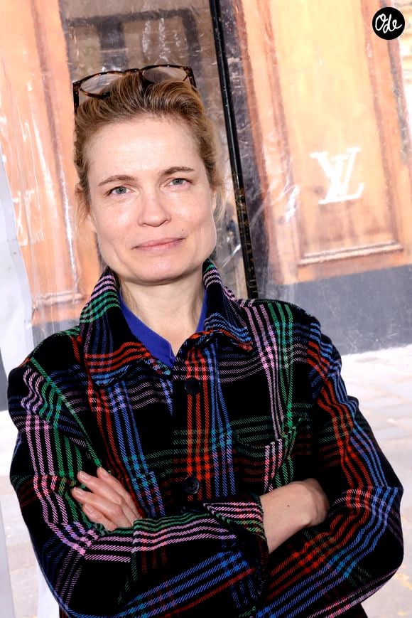 Le spectacle, déjà salué au Festival d’Avignon, se joue devant des salles combles depuis le 29 mai.

Sarah Biasini lors de la 3ème édition du salon du livre à Saint-Germain-des-Prés "Des pages avant la plage" à Paris le 6 juin 2026. © Cédric Perrin / Bestimage