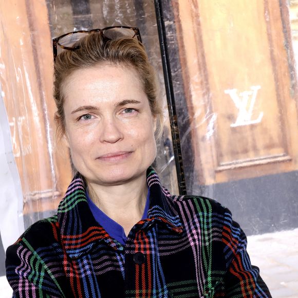 Le spectacle, déjà salué au Festival d’Avignon, se joue devant des salles combles depuis le 29 mai.

Sarah Biasini lors de la 3ème édition du salon du livre à Saint-Germain-des-Prés "Des pages avant la plage" à Paris le 6 juin 2026. © Cédric Perrin / Bestimage