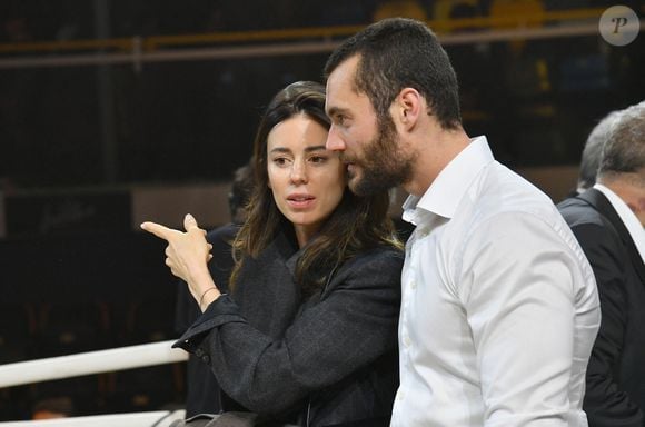 Les deux amoureux ont encouragé le sportif lors du championnat du monde de kickboxing ISKA.

Exclusif - Louis Sarkozy et sa femme Natali Husic au championnat de kickboxing à Levallois, le 21 mai 2025. 

Photo : Vereen / Bestimage