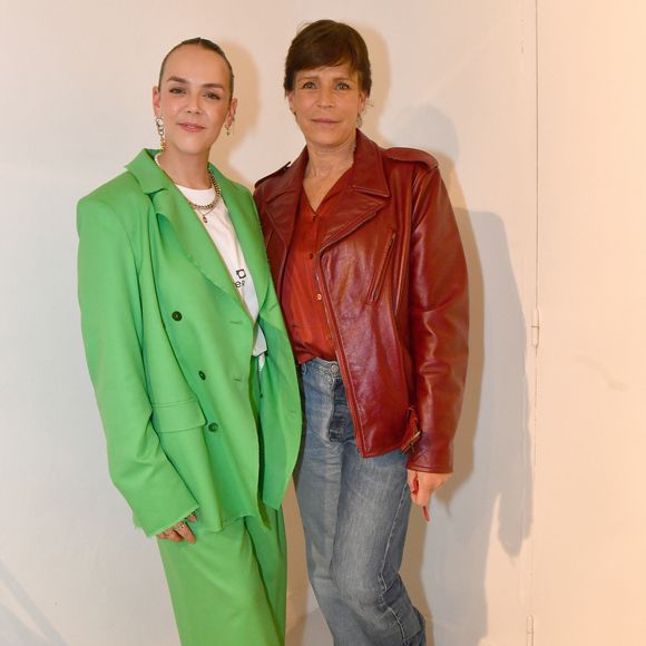 Pauline Ducruet et sa mère la princesse Stéphanie de Monaco en backstage du défilé Alter Femme Automne/Hiver 2022/2023 lors de la Fashion Week de Paris le 1er mars 2022.

© Veeren/Bestimage