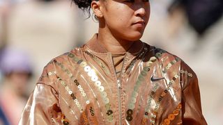 Nouveau tour, nouvelle tenue : à Roland-Garros Naomi Osaka met les bouchées doubles et arbore un look inédit qui fait encore sensation