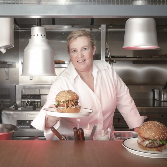 La cheffe étoilée Hélène Darroze vient d'ouvrir un nouveau restaurant bistronomique dédiée aux burgers haut de gamme "Jòia Bun" au 16 de la rue Michodière dans le 2ème arrondissement de Paris, France. © Jack Tribeca/Bestimage