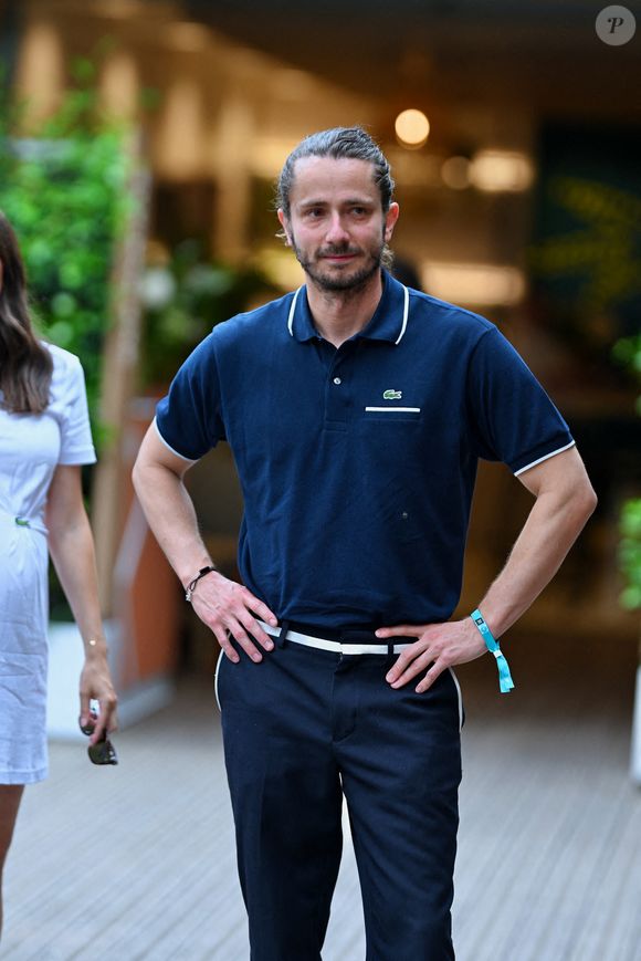 Il avait engagé des tatoueurs pour l'occasion. "Trois heures du matin au mariage, j’ai 3 grammes, je me retrouve avec les tatoueurs (...) avec tout le monde on se dit : “On s’en ferait pas un ?”, l’erreur."

Guillaume Pley assiste aux Internationaux de France 2025 à Roland Garros le 31 mai 2025 à Paris, France. Photo by ABACAPRESS.COM