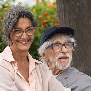 Pierre Richard et sa femme Ceyla Lacerda Photocall de "L'Homme qui a vu l'ours qui a vu l'homme" lors du 78ème Festival International du Film de Cannes, le 22 mai 2025. © Jacovides/Moreau/Bestimage