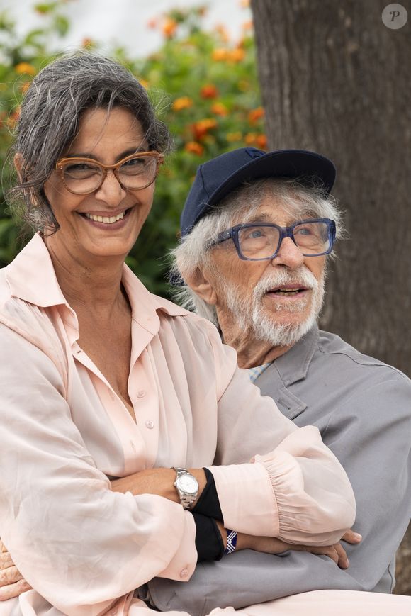 Pierre Richard et sa femme Ceyla Lacerda Photocall de "L'Homme qui a vu l'ours qui a vu l'homme" lors du 78ème Festival International du Film de Cannes, le 22 mai 2025. © Jacovides/Moreau/Bestimage