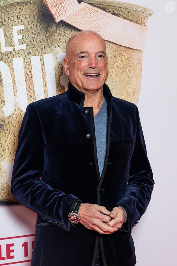 Le prévisionniste météo l'a rencontrée à la fin des années 1990 et l'a épousée en 2003.

Louis Bodin à la première du film "Le Jour J" à Paris, le 9 octobre 2025.
© Julien Sarkissian/Bestimage