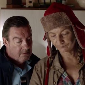 Réalisée par Josée Dayan, elle met en scène Corinne Masiero dans le rôle d’une capitaine de gendarmerie atypique.
Corinne Masiero dans la série "Capitaine Marleau"
Capture d'écran de la bande-annonce des épisodes de "Capitaine Marleau" diffusés sur France 2, le 7 août 2026.