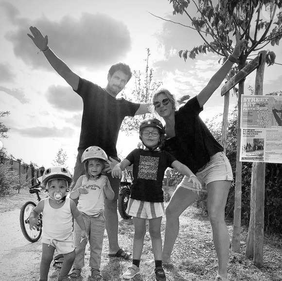 Clémentine Sarlat en famille avec son mari Clément et leurs filles