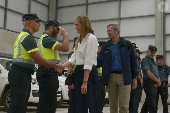 La troisième vice-présidente et ministre de la Transition écologique, Sara Aagesen, et le président de la Xunta, Alfonso Rueda, saluent les agents des services d'urgence lors d'une visite à Ourense, le 28 août 2025, à Ourense, en Galice (Espagne). Le roi et la reine d'Espagne effectuent aujourd'hui une visite officielle dans différentes parties de la province d'Ourense, la région la plus touchée par la récente vague d'incendies de forêt. L'objectif de cette visite est de constater de visu l'étendue des dégâts, d'écouter les demandes des habitants et de transmettre un message de soutien et de solidarité. La journée débutera au centre de coordination du district forestier XIV, à Verín, et se terminera par une visite à l'école publique de Medeiros. © Rosa Veiga/Europa Press/Bestimage