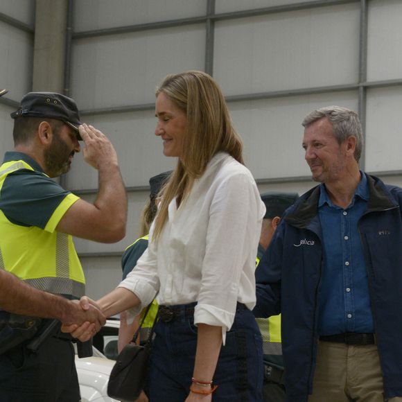 La troisième vice-présidente et ministre de la Transition écologique, Sara Aagesen, et le président de la Xunta, Alfonso Rueda, saluent les agents des services d'urgence lors d'une visite à Ourense, le 28 août 2025, à Ourense, en Galice (Espagne). Le roi et la reine d'Espagne effectuent aujourd'hui une visite officielle dans différentes parties de la province d'Ourense, la région la plus touchée par la récente vague d'incendies de forêt. L'objectif de cette visite est de constater de visu l'étendue des dégâts, d'écouter les demandes des habitants et de transmettre un message de soutien et de solidarité. La journée débutera au centre de coordination du district forestier XIV, à Verín, et se terminera par une visite à l'école publique de Medeiros. © Rosa Veiga/Europa Press/Bestimage