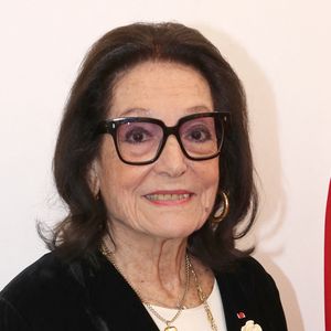 A 90 ans, Nana Mouskouri est très populaire chez les jeunes

Exclusif - Nana Mouskouri admire avec émotion les robes qu’elle a porté sur les scènes du monde entier - Exposition des robes de scènes de Nana Mouskouri à la Galerie Sabine Bayasli en vue de leur Vente aux enchères au profit de la Fondation des Hôpitaux. Paris

© Bertrand Rindoff / Bestimage