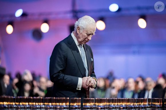 D’après des sources proches de la famille royale d’Angleterre, il serait “profondément attristé par la perte d’un ami personnel de longue date”

Le roi Charles III d'Angleterre - Les chefs d'État et les membres des familles royales assistent à la cérémonie de commémoration du 80ème anniversaire de la libération d'Auschwitz au Mémorial et musée d'Auschwitz-Birkenau le 27 janvier 2025.