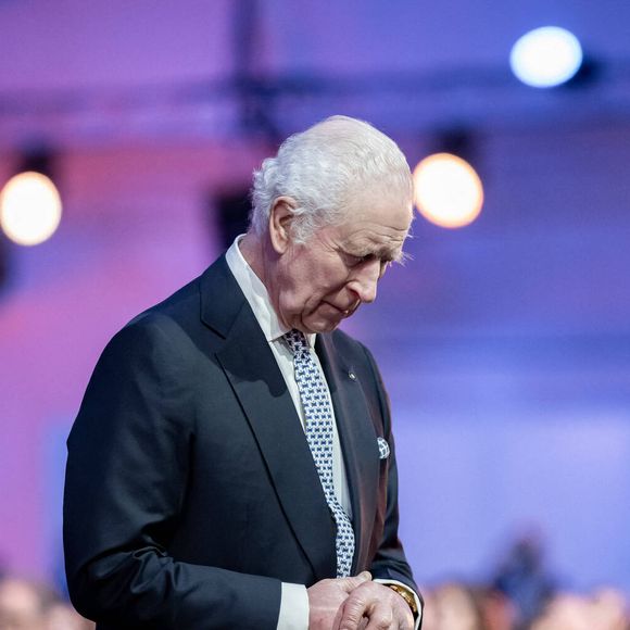 D’après des sources proches de la famille royale d’Angleterre, il serait “profondément attristé par la perte d’un ami personnel de longue date”

Le roi Charles III d'Angleterre - Les chefs d'État et les membres des familles royales assistent à la cérémonie de commémoration du 80ème anniversaire de la libération d'Auschwitz au Mémorial et musée d'Auschwitz-Birkenau le 27 janvier 2025.
