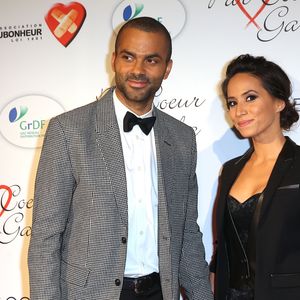 “Trois ans à tes côtés mon Paul”, écrit Axelle Francine sur une photo où on peut la voir, de dos, en train d’embrasser un grand brun sur la bouche

Tony Parker et sa femme Axelle Francine - Personnalités au gala "Par Coeur" pour les 10 ans de l'association "Cekedubonheur" au pavillon d'Armenonville à Paris. Le 24 septembre 2015