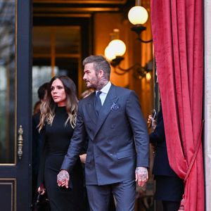 Ils ont été aperçus à la sortie de l'Hôtel La Réserve pour se rendre au ministère de la Culture. Victoria Beckham y était attendue pour être élevée au rang de Chevalier des Arts et des Lettres à Paris. 

Victoria Beckham et son mari David Beckham - Victoria Beckham, accompagnée de sa famille, à la sortie de l'Hôtel La Réserve pour se rendre au ministère de la Culture pour être élevée au rang de Chevalier des Arts et des Lettres à Paris, France, le 26 janvier 2026. © Yehiel Chekroune/Bestimage