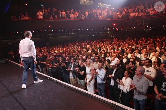 Exclusif - Xavier Niel avec sa famille au balcon -  Standing Ovation pour Xavier Niel à la fin de son show à l'Olympia : « Comment devenir milliardaire…. ». Paris, France, le 18 Septembre 2024. Une masterclass à l'occasion de la sortie de son autobiographie
Autrement dit, il faut donc s'attendre à une conférence du créateur de Free où il devrait livrer quelques secrets sur son brillant parcours d'entrepreneur. Un événement qui n'est pas le fruit du hasard, puisque celui qui est considéré comme l'un des «pères» de la French Tech s'apprête à sortir une autobiographie, réalisée au travers d'entretiens avec Jean-Louis Missika, qui n'est autre qu'un ancien vice-président de Free en plus d'avoir été l'adjoint de Bertrand Delanoë et d'Anne Hidalgo a la Mairie de Paris.
Le livre, baptisé «Entretiens XN», sera mis en vente dans les librairies le 25 septembre prochain au prix de 19,99 euros, mais il sera possible de l'acheter en avant-première dès le 18 septembre pour les participants à la conférence de Xavier Niel à l'Olympia. A noter que les prix pour y assister vont de 2 à 39,99 euros, un clin d'œil aux tarifs des forfaits mobiles et box de Free. Mais pas de présentation d'une nouvelle Freebox à l'horizon, comme pouvaient l'espérer certains fans de l'opérateur, mais une masterclass de l'entrepreneur le plus emblématique de la tech française.  

© Bertrand Rindoff / Bestimage