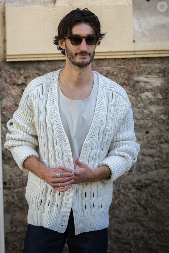 Pierre Niney - Arrivées au défilé Lacoste Collection Femme Prêt-à-Porter Printemps/Eté 2026 lors de la Fashion Week de Paris (PFW) le 5 octobre 2025. © Florian Lavielle/Bestimage