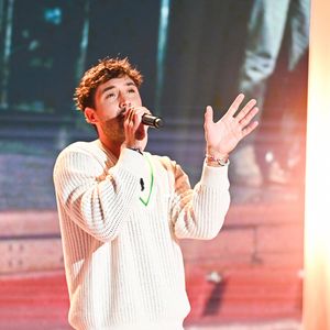 Jérémy Frérot enregistre l'émission "Vivement dimanche" au studio Gabriel, présentée par Michel Drucker, et diffusée sur France 3 le 15 juin 2025. 

© Guillaume Gaffiot / Bestimage
