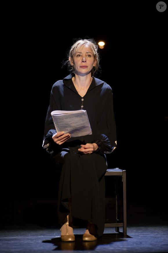 Exclusif - Julie Depardieu lors du filage de la lecture spectacle Bunker : Lettres de Magda Goebbels avec Julie Depardieu au théâtre Tristan Bernard à Paris, France, le 18 octobre 2023. © Cyril Moreau/Bestimage