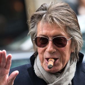 Jacques Dutronc, qui sera ce soir à Bercy pour le concert "Les Vieilles Canailles", à la sortie de l'hôtel de Sers à Paris le 5 novembre 2014