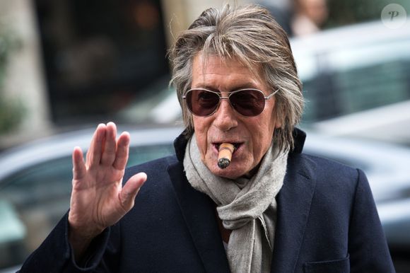 Jacques Dutronc, qui sera ce soir à Bercy pour le concert "Les Vieilles Canailles", à la sortie de l'hôtel de Sers à Paris le 5 novembre 2014