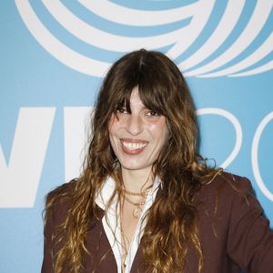 Sur place, elle a mis en place un mode de vie éco-responsable avec compost, potager et panneaux solaires.

Lou Doillon - Remise des Prix International Woolmark 2023 au Mini Palais à Paris le 15 mai 2023. L'International Woolmark Prize met en avant la beauté et la versatilité de la laine mérinos australienne en récompensant les designers les plus prometteurs à travers le monde. Ce prestigieux prix a été remis par le passé à de nombreuses légendes de l'industrie de la mode. © Marc Ausset-Lacroix/Bestimage