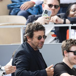 Interviewé par "Le Figaro", l’interprète du titre "Jte mentirai" a révélé qu’il allait "faire sa première scène en France au mois de juin".
Patrick Bruel, ses fils Oscar et Leon Bruel dans les tribunes lors des Internationaux de France de Tennis de Roland Garros 2025. Paris,
© Jacovides / Moreau / Bestimage