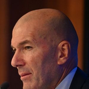 Une philosophie qui place le football au centre de l’expérience, tout en valorisant l’apprentissage collectif et l’épanouissement des participants. 

L'ancien international français de football Zinédine Zidane s'exprime lors d'une conférence de presse visant à le présenter comme le nouveau sélectionneur de l'équipe de France, au siège de la Fédération française de football (FFF) à Paris, le 28 juillet 2026.© Christian Liewig/Bestimage