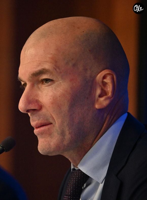 Une philosophie qui place le football au centre de l’expérience, tout en valorisant l’apprentissage collectif et l’épanouissement des participants. 

L'ancien international français de football Zinédine Zidane s'exprime lors d'une conférence de presse visant à le présenter comme le nouveau sélectionneur de l'équipe de France, au siège de la Fédération française de football (FFF) à Paris, le 28 juillet 2026.© Christian Liewig/Bestimage