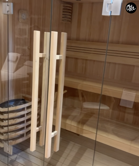Il possède notamment un hammam et un sauna. 

Story Instagram postée par Caroline Ithurbide le 21 juin 2026