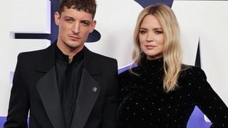 "Ça nous a profondément transformés" : Niels Schneider raconte cette expérience "extrêmement rare et précieuse" vécue avec sa compagne Virginie Efira