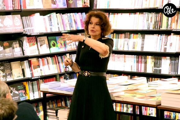 Exclusif - Fanny Ardant dédicace et présente son livre "Ne crains pas le bruit de mes ailes" illustré par des images du documentaire éponyme chez Galignani à Paris le 17 Novembre 2025. © Bertrand Rindoff / Bestimage