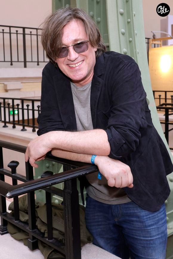 Son hommage prendra aussi la forme d’un grand spectacle mêlant musiciens, photos, vidéos, chœurs et arrangements avec cordes ou cuivres.

Thomas Dutronc lors de la remise du 4ème prix Gotlib en marge du festival du livre au Grand Palais à Paris le 18 avril 2026. © Cédric Perrin / Bestimage