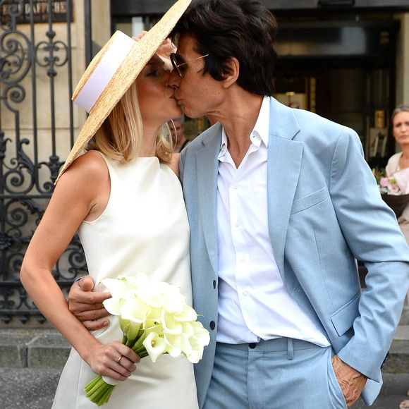 Dans le parc du domaine, les amoureux ont foulé un tapis blanc devant leurs convives avant d'échanger leurs voeux face à ce qui semble être un prêtre.

Les jeunes mariés, Jean-Luc Lahaye et sa femme Paola (Lahaye-Aubin) à la sortie de la mairie du 18ème arrondissement de Paris - J.L.Lahaye s'est marié en secondes noces avec sa compagne P.Aubin à la mairie du 18ème arrondissement de Paris, le 2 juillet 2025. 
Agence / Bestimage