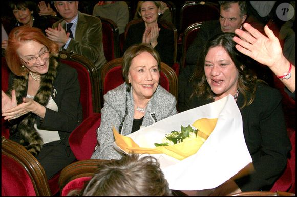 Annie Girardot entourée de sa fille Giulia Salvatori et de ses petits-enfants Lola Vogel et Renato Salvatori - Soirée de gala de l'Ifrad au Théâtre Marigny au profit de la recherche sur la maladie d'alzheimer. La pièce « Sur la route de Madison » a été jouée à cette occasion. Le 12 février 2007

Photo : LUC CASTEL / BESTIMAGE