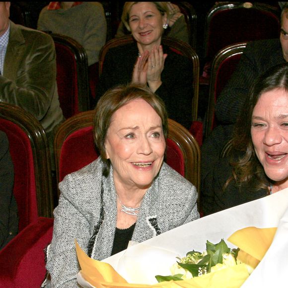 Annie Girardot entourée de sa fille Giulia Salvatori et de ses petits-enfants Lola Vogel et Renato Salvatori - Soirée de gala de l'Ifrad au Théâtre Marigny au profit de la recherche sur la maladie d'alzheimer. La pièce « Sur la route de Madison » a été jouée à cette occasion. Le 12 février 2007

Photo : LUC CASTEL / BESTIMAGE
