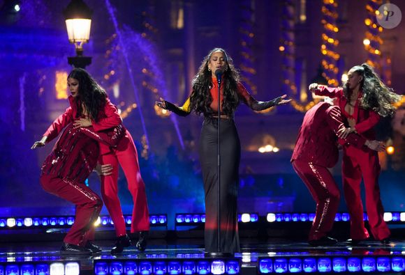 Exclusif - Amel Bent lors de l'enregistrement de l'émission "La Grande soirée du 31 de Paris", diffusée le 31 décembre sur France 2, sur la place de la Concorde à Paris, France, le 24 novembre 2025. © Guebey-Tribeca/Bestimage