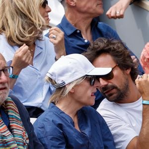 François Berléand, Bertrand Chameroy et Anne-Elisabeth Lemoine en tribunes lors des Internationaux de France de Tennis de Roland Garros 2025, à Paris, France, le 7 juin 2025. © Cyril Moreau/Bestimage