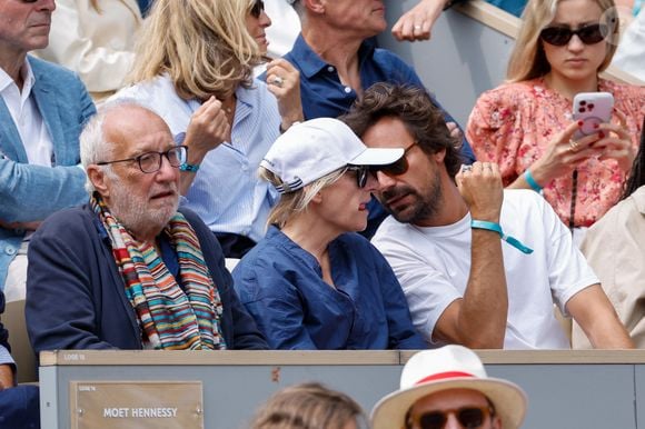 François Berléand, Bertrand Chameroy et Anne-Elisabeth Lemoine en tribunes lors des Internationaux de France de Tennis de Roland Garros 2025, à Paris, France, le 7 juin 2025. © Cyril Moreau/Bestimage