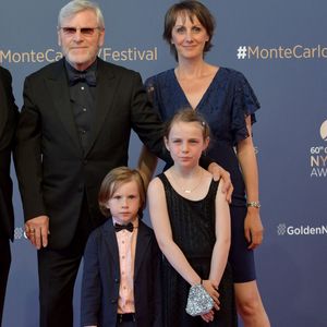 Tchéky Karyo, Valérie Kéruzoré et leurs enfants lors du photocall de la cérémonie des Nymphes d'Or du 60ème festival de télévision de Monte Carlo au Grimaldi Forum à Monaco le 22 juin 2021.Cette année, beaucoup de lauréats seront présents en hologramme à cause des restrictions sanitaires

© Bruno Bebert / Bestimage