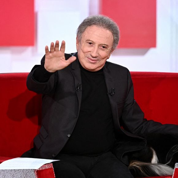 En interview, l'animateur lève le voile sur ce choix réfléchi.

Exclusif - Michel Drucker et sa chienne Isia - Enregistrement de l'émission "Vivement Dimanche, spéciale M.Galabru", au Studio Gabriel à Paris, présentée par M.Drucker et diffusée le 22 janvier © Guillaume Gaffiot / Bestimage