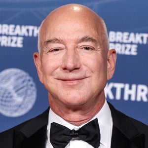 L'entrepreneur américain, magnat des affaires, fondateur et président exécutif d'Amazon Jeff Bezos arrive à la 11e cérémonie annuelle du Breakthrough Prize 2025 qui se tient au Barker Hangar le 5 avril 2025 à Santa Monica, Los Angeles, Californie, États-Unis. Photo par Xavier Collin/Image Press Agency/ABACAPRESS.COM
